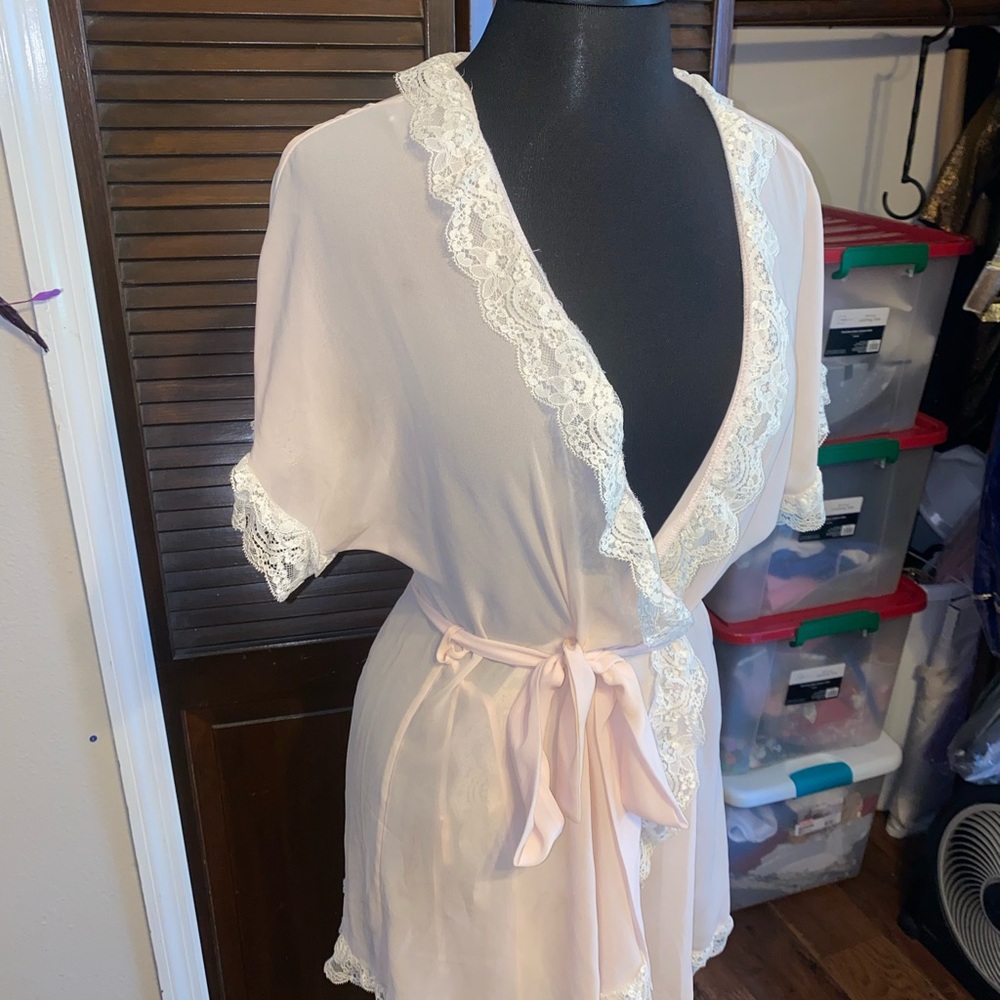 Short light pink sheet robe